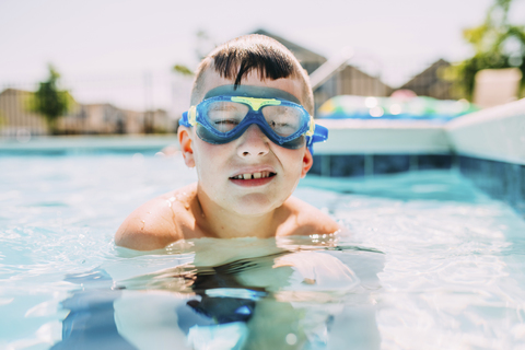 Porträt eines Jungen im Schwimmbad, lizenzfreies Stockfoto