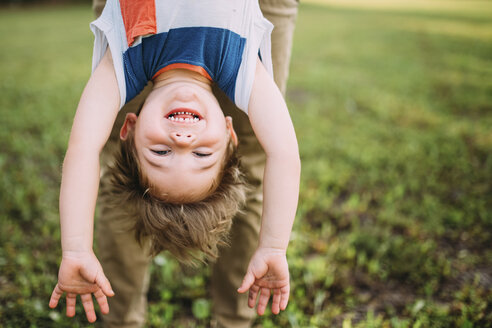 Porträt eines Jungen, der im Park von seiner Mutter getragen wird - CAVF28722