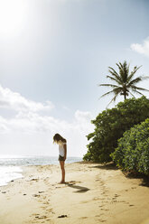 Seitenansicht einer am Strand stehenden Frau gegen den Himmel - CAVF28775