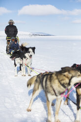 Vater mit Kindern auf dem Schlitten in Vemdalen, Schweden - FOLF01279