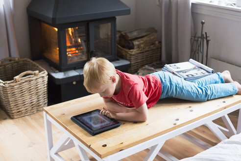 Junge spielt mit digitalem Tablet zu Hause - FOLF01284
