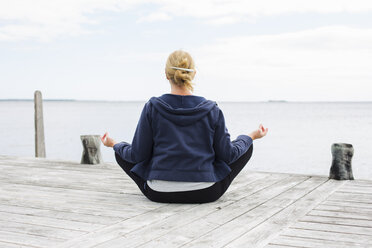 Frau beim Yoga auf dem Bootssteg - FOLF01289