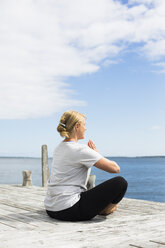 Frau beim Yoga auf dem Bootssteg - FOLF01291