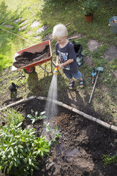 Junge arbeitet im Garten - FOLF01298