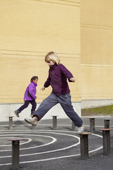 Girls walking on wooden posts - FOLF01308