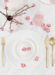 Tisch in Weiß und Rosa dekoriert - FOLF01310