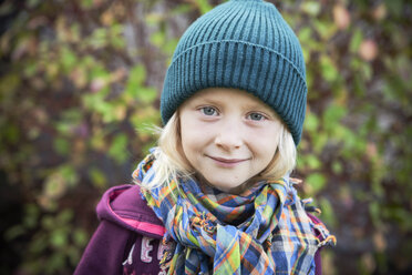 Portrait of girl in autumn - FOLF01331