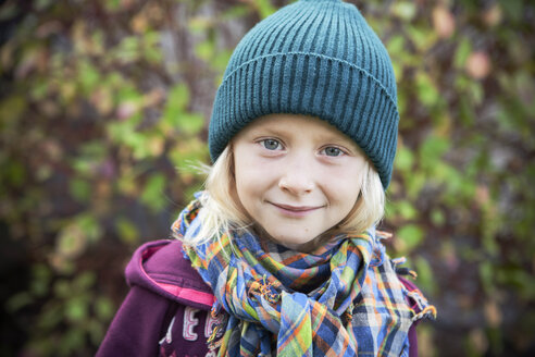 Porträt eines Mädchens im Herbst - FOLF01331