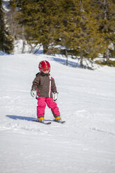 Mädchen lernt in Trysil, Norwegen, das Skifahren - FOLF01336