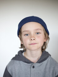 Portrait of boy wearing blue knit hat - FOLF01344