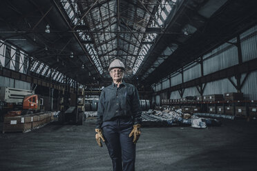 Porträt einer selbstbewussten Arbeiterin in der Metallindustrie - CAVF28974