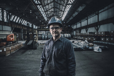 Porträt eines selbstbewussten männlichen Arbeiters in der Stahlindustrie - CAVF28978