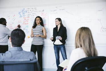 Geschäftsleute beim Brainstorming in einer Sitzung im Büro - CAVF28996