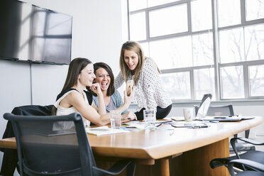 Glückliche weibliche Kollegen, die ein Selfie machen, während sie im Sitzungssaal im Büro sitzen - CAVF29052