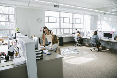 Geschäftsfrauen bei der Arbeit an Schreibtischen im Büro - CAVF29065