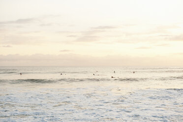 Entfernte Surfer auf der Welle in Costa Rica - FOLF01358