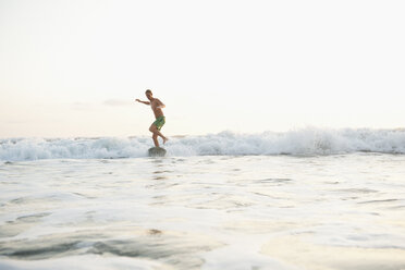 Jugendlicher Surfer auf der Welle in Costa Rica - FOLF01361