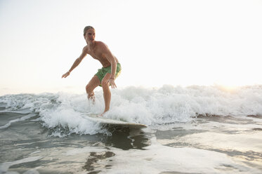 Jugendlicher Surfer auf der Welle in Costa Rica - FOLF01362