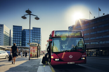 Linienbus an einer Bushaltestelle in Göteborg, Schweden - FOLF01426