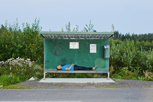 Mann schläft an der Bushaltestelle - FOLF01448