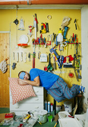 Man sleeping on workshop's table - FOLF01451