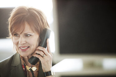 Nahaufnahme einer reifen Geschäftsfrau beim Telefonieren im Büro - CAVF29228