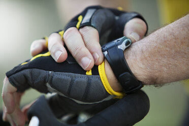 Ausgeschnittenes Bild einer Hand, die eine Armbanduhr hält - CAVF29253