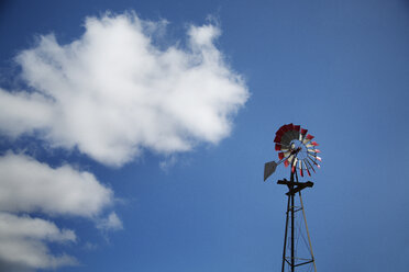 Niedriger Blickwinkel von Windmühle gegen blauen Himmel - CAVF29267