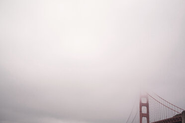 Niedriger Blickwinkel auf die Golden Gate Bridge bei bewölktem Himmel - CAVF29272