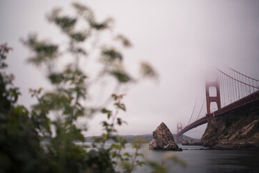 Niedriger Blickwinkel auf die Golden Gate Bridge über der Bucht gegen bewölkten Himmel - CAVF29273