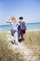 Zwei Mädchen gehen am Strand spazieren - FOLF01463