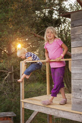 Mädchen mit Bruder auf der Veranda des Baumhauses - FOLF01474