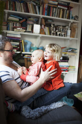 Father playing with daughters - FOLF01507