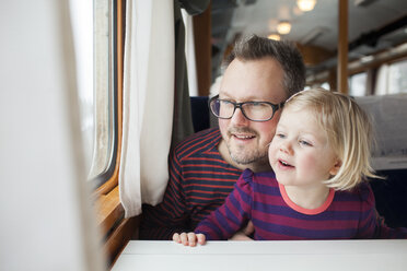 Vater und Tochter reisen mit dem Zug - FOLF01523