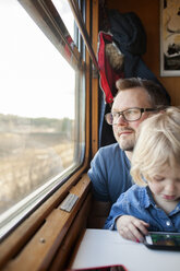 Vater und Tochter reisen mit dem Zug - FOLF01526