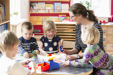 Children playing with teacher in kindergarten - FOLF01538