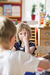 Spielende Kinder im Kindergarten - FOLF01539