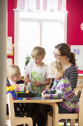 Kinder spielen mit Lehrerin im Kindergarten - FOLF01540