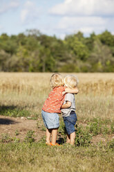 Boy and girl hugging - FOLF01546