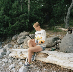 Frau benutzt Tablet-PC im Wald - FOLF01586