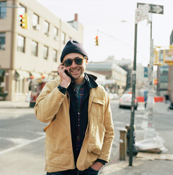 Porträt eines Mannes, der ein Mobiltelefon in New York City benutzt - FOLF01600