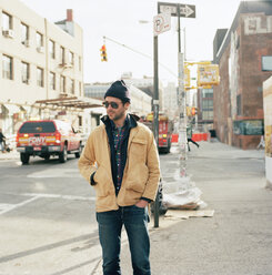 Mann steht auf der Straße in New York City - FOLF01601