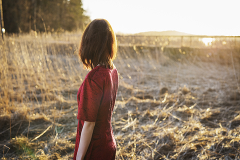 Junge Frau im Feld stehend, lizenzfreies Stockfoto