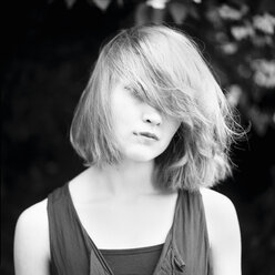 Porträt einer jungen Frau, die ihr Haar zerzaust - FOLF01645