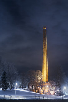 Beleuchteter Turm einer Fabrik bei Nacht - FOLF01650