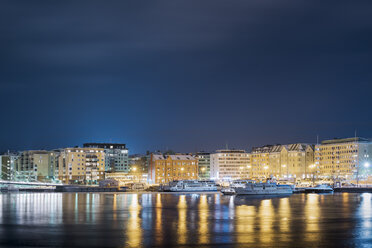 Beleuchtete Uferpromenade mit Schiffen bei Nacht - FOLF01651