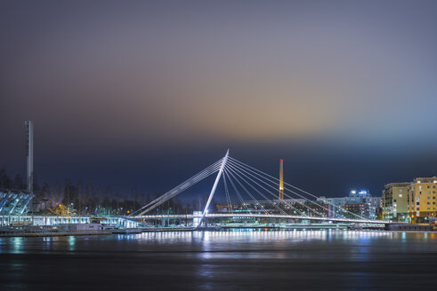 Nächtliche Stadtszene mit beleuchteter moderner Brücke - FOLF01652