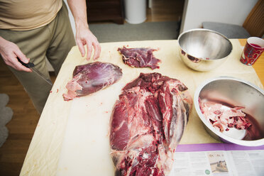Fleischer bei der Zubereitung von Wildfleisch - FOLF01656