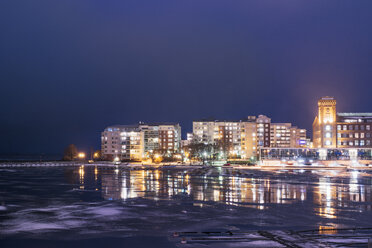 Beleuchtete Stadtlandschaft bei Nacht - FOLF01659