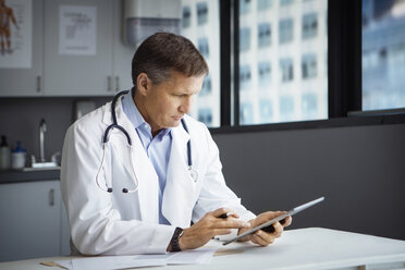 Männlicher Arzt mit Tablet-Computer in der Klinik - CAVF29293